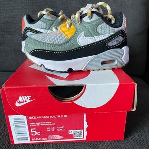 Used Nike Air Max 90 in great condition. Size 5c